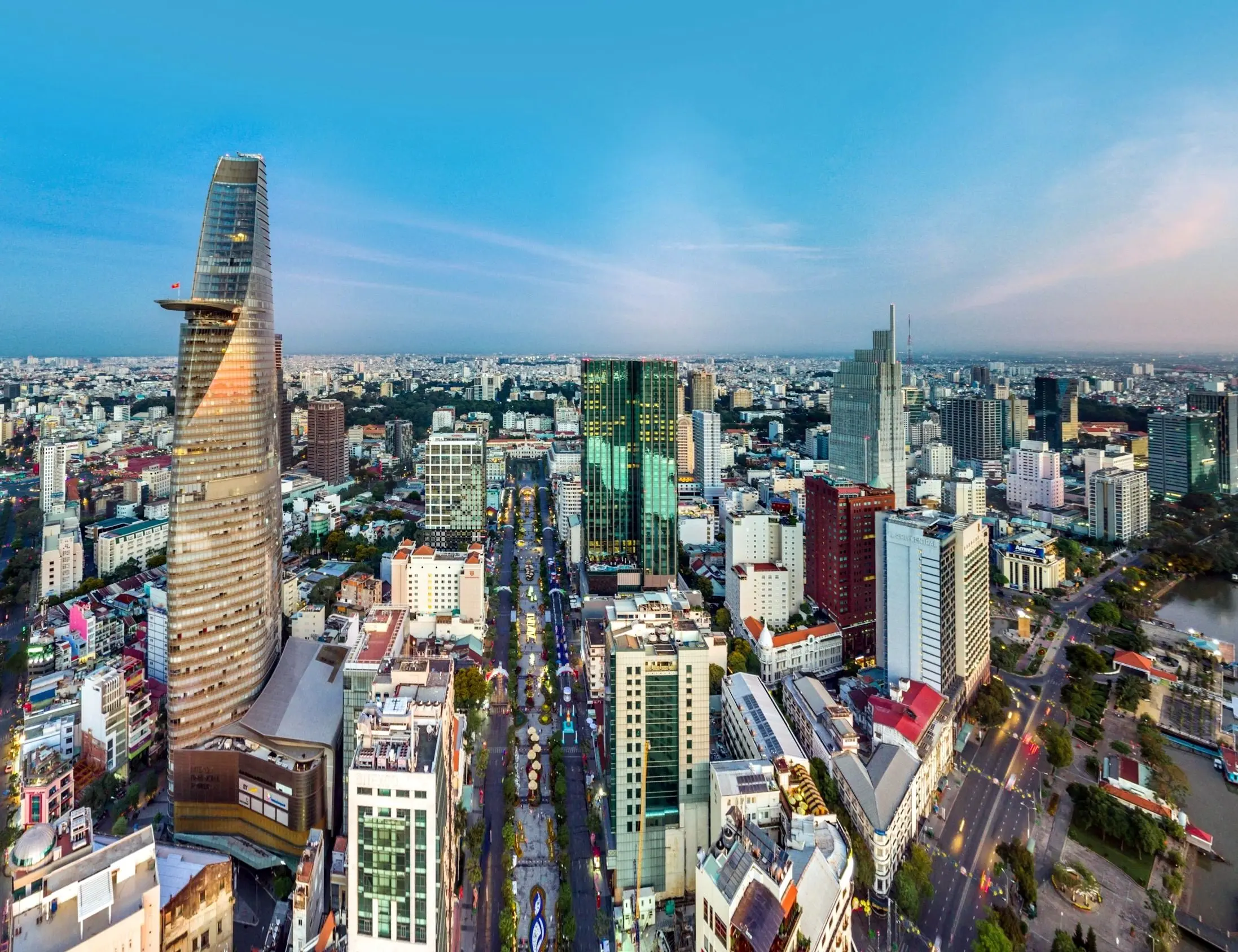 Toàn cảnh lõi trung tâm TP. Hồ Chí Minh nhìn từ trên cao lúc chạng vạng
